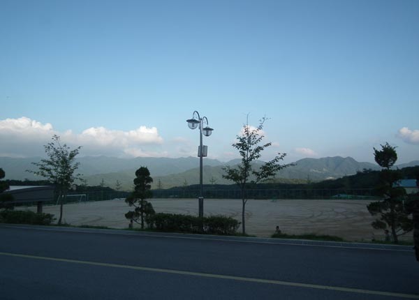 ▲ 136기보대대에서 바라본 가평군 일대. 전방에서 군 생활한 사람들은 '힘든 군생활' 때문에 그 좋은 경치를 즐길 여유가 없다. 하지만 군 생활이 좋아지면 이런 경치를 즐길 수도 있으리라.