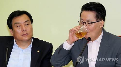 ▲ 민주통합당 박지원 원내대표가 14일 국회에서 열린 원내대책회의에서 물을 마시고 있다. 왼쪽은 박기춘 원내수석부대표 ⓒ연합뉴스