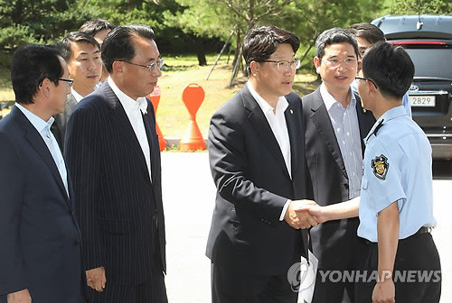 ▲ = 새누리당 '박지원-교도관 내통의혹 진상조사단' 단장인 권성동 의원이 14일 오전 저축은행 비리 수사상황을 전달했다는 의혹과 관련한 조사를 하기 위해 서울구치소를 방문, 교도관과 악수를 하고 있다. ⓒ연합뉴스
