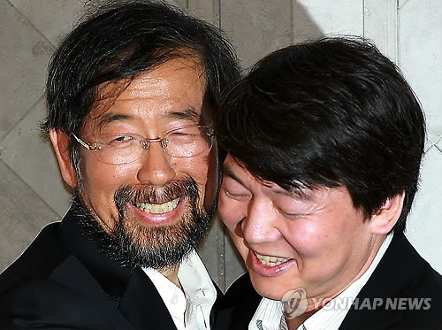 ▲ 2011년 9월6일 안철수 서울대 융합과학기술대학 원장과 박원순 희망제작소 상임이사가 서울 세종문화회관에서 열린 기자회견에서 포옹을 하고 있다. 이날 안철수 원장은 박원순 상임이사를 지지 선언했다. ⓒ연합뉴스