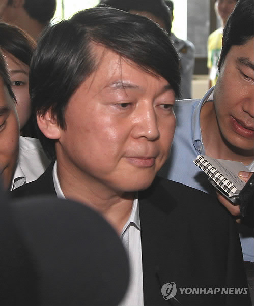 ▲ 안철수 서울대 융합과학기술대학원장이 2일 오후 서울대학교 대학본부에서 취재진 질문을 듣고 있다. ⓒ연합뉴스