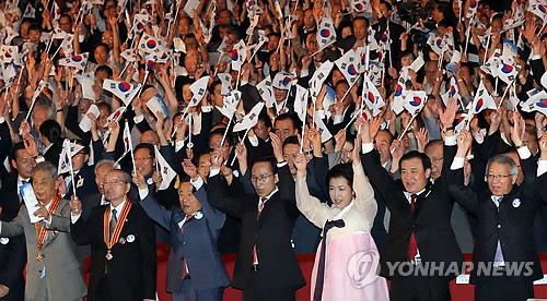 ▲ 이명박 대통령이 15일 서울 세종문화회관에서 열린 제67주년 광복절 경축식에서 만세삼창하고 있다. 오른쪽부터 양승태 대법원장, 강창희 국회의장, 김윤옥 여사, 이 대통령, 박유철 광복회장, 애국지사 김상길, 서상홍 ⓒ 연합뉴스