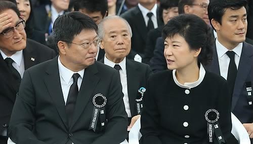 ▲ 새누리당 대선 경선 주자인 박근혜 전 비대위원장이 15일 오전 동작동 국립서울현충원에서 열린 고 육영수 여사 38주기 추도식에 참석, 동생 지만씨와 이야기를 나누고 있다. ⓒ 연합뉴스