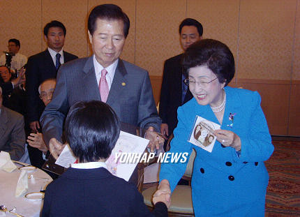 지난 2007년 10월31일 일본을 방문한 김대중 전 대통령 부부. ⓒ연합뉴스