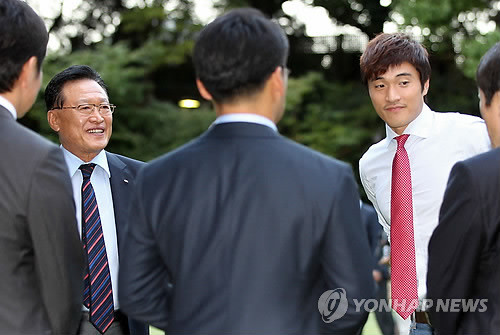 ▲ 왼쪽 조중연 회장, 오른쪽 박종우 선수.