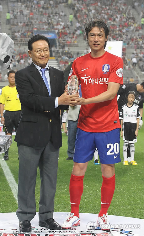 ▲ 왼쪽 조중연 회장, 오른쪽 홍명보씨.