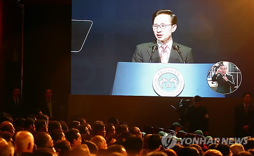 ▲ (서울=연합뉴스) 임병식 기자 = 이명박 대통령이 15일 오전 서울시 종로구 세종로 세종문화회관에서 열린 제67주년 광복절 경축식에서 경축사하는 모습이 스크린에 보이고 있다.ⓒ