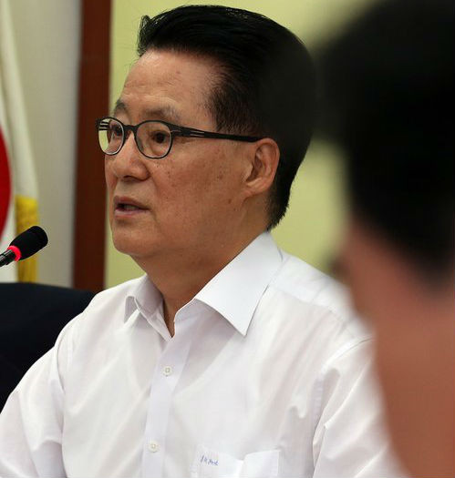 ▲ 저축은행 비리 혐의를 받고 있는 민주통합당 박지원 원내대표가 16일 오전 국회 원내대표실에서 열린 원내대책회의에서 모두발언을 하고 있다. ⓒ연합뉴스