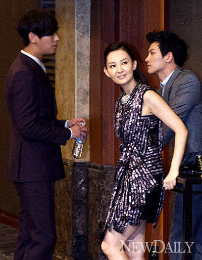 ▲ SBS 새 주말드라마 '다섯손가락' 제작발표회에서 채시라가 전미선과 은정의 포토타임을 지켜보고 있다ⓒ양호상기자