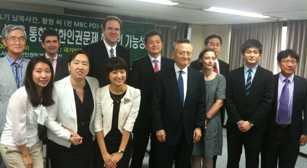 ▲ 앞줄왼쪽부터, 양진아 학생, 인지연 학생, 구아름 학생, 김석우 전통일원차관, 요안나 호사냑 북한인권시민연대 국제팀장, 최진혁 학생, 박병웅 학생, 뒷줄 오른쪽부터 김성영 인권위원, 이정훈 세이브엔케이 대표, 에릭 엔로우 한동대법률대학원장, 한사람건너 박은범 국제인도법연구회대표.ⓒ뉴데일리