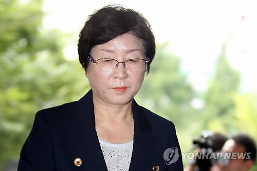 ▲ 공천헌금 제공 혐의를 받고 있는 새누리당 현영희 의원이 17일 오전 부산지검에 피의자 신분으로 출두하고 있다. ⓒ 연합뉴스