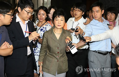 ▲ 새누리당 유력 대선주자인 박근혜 전 비상대책위원장이 17일 오전 국회 본청에서 열린 의원총회에 참석하며 기자들의 질문을 받고 있다. ⓒ 연합뉴스