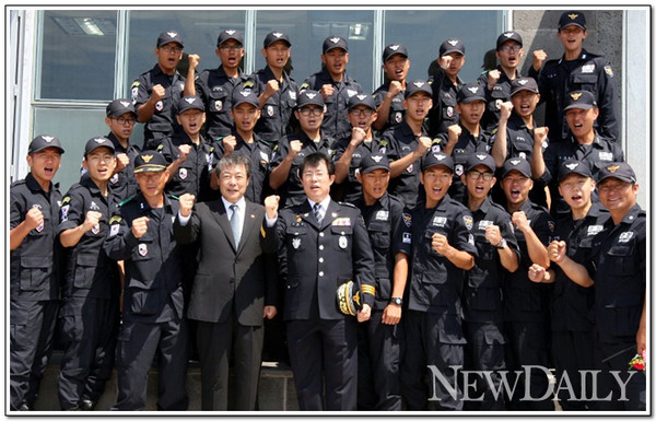 ▲ 독도 표지 제막식 행사를 마치고, 맹형규 행정안전부 장관이 독도 경비대를 격려하고 다 함께 파이팅을 외치고 있다. ⓒ 뉴데일리