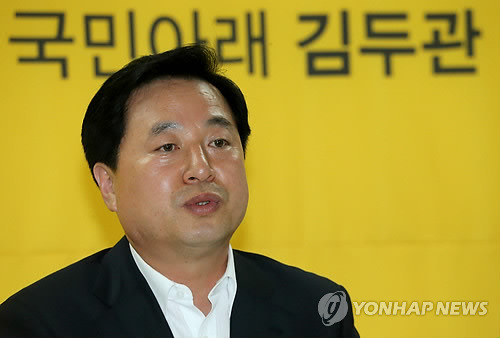 ▲ 민주통합당 대선경선 김두관 후보가 19일 여의도 캠프에서 징병제를 폐지하고 모병제를 도입하는 정책을 발표하고 있다. ⓒ 연합뉴스