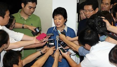 ▲ 새누리당 대선 경선 주자인 박근혜 후보가 19일 오전 서울 영등포구청에 마련된 선거인단 투표소에서 투표를 마치고 나서 기자들의 질문에 답하고 있다. ⓒ 연합뉴스