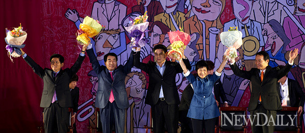 ▲ 새누리당 대선 경선 주자들이 20일 오전 일산 킨텍스에서 열린 '새누리당 제18대 대통령 선거 후보자로 지명 전당대회'애서 지지자들을 향해 손을 들어 인사하고 있다. 왼쪽부터 김문수 안상수 김태호 박근혜 임태희 후보.  ⓒ 양호상 기자