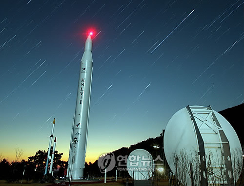 ▲ 전남 고흥군 외나로도에 있는 나로우주센터와 한국형 소형위성 발사체(KSLV-1) '나로호'의 모습.ⓒ 사진 연합뉴스