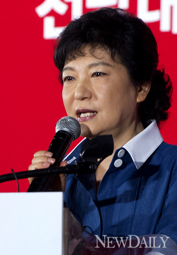 ▲ 새누리당 제 18대 대통령 선거 후보자로 지명된 박근혜 후보가 기자회견을 하고 있다. ⓒ 양호상 기자