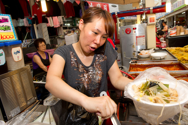 ▲ 김순애사장이 주문받으랴, 음식내놓으랴 분주해하는 모습이다.ⓒ 정상윤기자