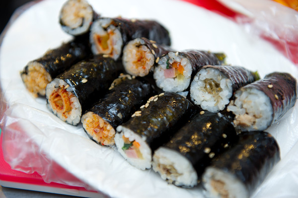 ▲ 김순애사장이 주문받으랴, 음식내놓으랴 분주해하는 모습이다.ⓒ 정상윤기자