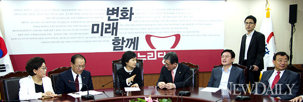 ▲ 새누리당 박근혜 대통령 후보는 21일 당 최고위원회의에 참석해 정치쇄신특별기구와 국민행복추진위의 조속한 구성을 요청했다. ⓒ 양호상 기자