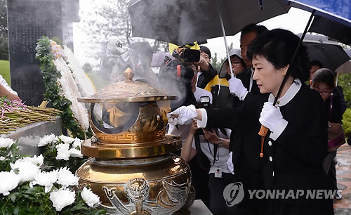 ▲ 새누리당 박근혜 대선 후보가 21일 오전 동작동 국립서울현충원 김대중 전 대통령 묘역에서 분향하고 있다. 2012.8.21 ⓒ 연합뉴스