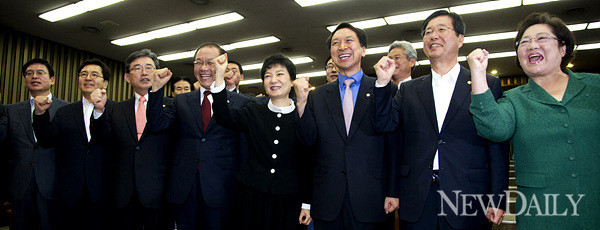 ▲ 21일 박근혜 새누리당 대선후보가 의원총회에서 당내 의원들과 화이팅을 외치고 있다. ⓒ 양호상 기자