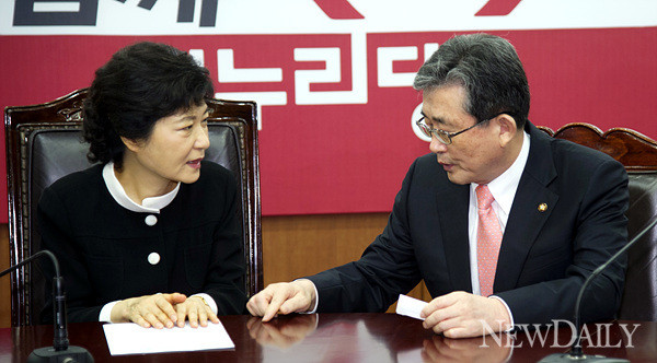 ▲ 21일 서울 여의도 당사에서 열린 새누리당 최고위원회의에서 박근혜 대선후보와 이한구 원내대표가 대화를 나누고 있다. ⓒ양호상 기자