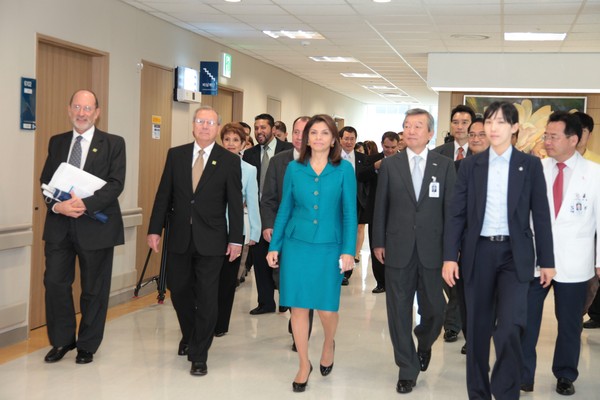 ▲ ⓒ가운데 여성이 라우라 친치야 미란다 대통령, 그 왼쪽 옆이 정희원 병원장.