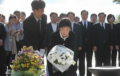 ▲ 박근혜 새누리당 대통령 후보가 21일 노무현 전 대통령의 묘소를 참배하고 있다. ⓒ 연합뉴스