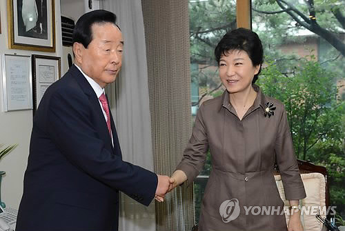 ▲ 새누리당 박근혜 대통령 후보가 22일 김영삼 전 대통령을 예방하고 있다. ⓒ 연합뉴스