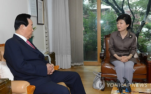 ▲ 새누리당 박근혜 대선후보가 22일 오전 서울 상도동 김영삼 전 대통령을 예방해 환담하고 있다. ⓒ 연합뉴스