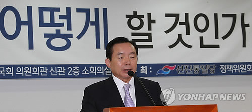 ▲ 선진통일당 이인제 대표가 24일 국회에서 열린 `북한인권법 어떻게 할 것인가' 토론회에서 축하하고 있다. 2012. 7. 24 ⓒ 연합뉴스(자료사진)