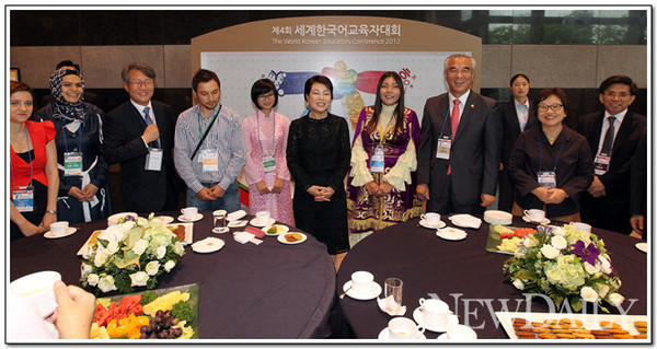 ▲ 이명박 대통령의 부인 김윤옥 여사가 22일 세계한국어교육자대회 개회식에 참석해 다과를 나누고 있다. ⓒ 뉴데일리