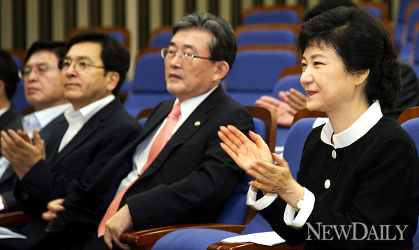 ▲ 새누리당 박근혜 대통령 후보가 23일 반값등록금 토론회에 참석한다. ⓒ 양호상 기자
