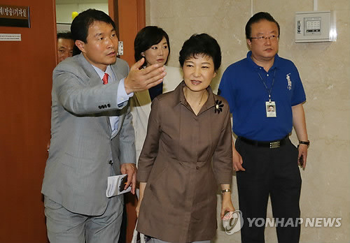 ▲ 새누리당 박근혜 대선 후보가 22일 오전 국회 정론관을 방문, 출입기자들과 인사를 나누기 위해 기자실로 향하고 있다.2012.8.22 ⓒ 연합뉴스(자료사진)