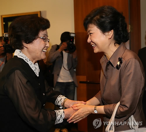 ▲ 새누리당 박근혜 대선후보가 22일 서울 마포구 동교동 이희호 여사를 예방, 대화를 나누고 있다. ⓒ 연합뉴스