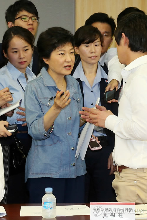 ▲ 새누리당 박근혜 대선 후보가 23일 오전 국회 의원회관에서 전국 39개 대학교 총학생회장들과 가진 '반값등록금 토론회'에서 홍원표 용인대 총학생회장의 의견을 들으며 메모를 하고 있다. ⓒ 연합뉴스