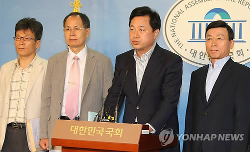 ▲ 민주통합당 대선경선 김두관 후보가 24일 국회 정론관에서 전문가들과 함께 모병제의 필요성과 당위성에 대해 설명하고 있다. 2012. 8. 24 ⓒ 연합뉴스