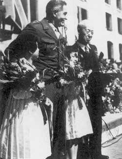 ▲ 1945년 10월, 하지 중장과 아놀드 장군의 안내로 중앙청에서 귀국기자회견을 하는 이승만. 화동들이 축하 화환을 전달하기 위해 연단에 서있다.