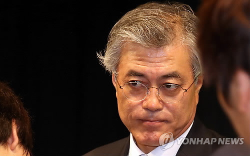 ▲ 민주통합당 내 대표적 친노(親盧) 인사인 문재인 대선 경선후보가 27일 오후 방송 토론회가 열릴 예정이었던 청주 MBC 스튜디오에서 굳은 표정으로 기자들의 질문을 받고 있다. ⓒ연합뉴스