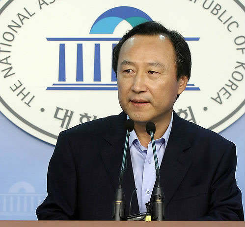 ▲ 국회 정론관에서 브리핑을 하고 있는 새누리당 홍일표 대변인 ⓒ연합뉴스