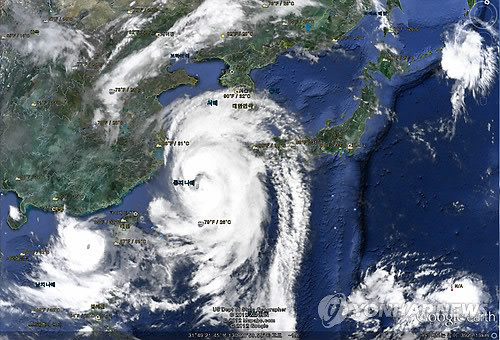 ▲ 초강력 태풍 '볼라벤(BOLAVEN)'이 빠른 속도로 북상하면서 27일 오후 제주도를 시작으로 한반도 전역에 영향을 미칠 것으로 예상된다. 사진은 27일 15시 구글 실시간 위성사진. ⓒ 구글/연합뉴스