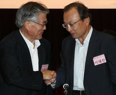 ▲ 민주통합당 문재인 의원과 이해찬 대표가 악수하는 모습 ⓒ연합뉴스