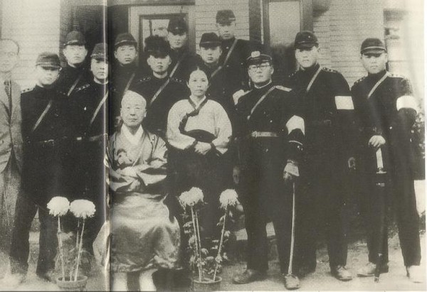 ▲ 귀국 후 돈암장에 머물 때의 이승만.(1945. 11) 왼편 맨 끝에 이승만의 비서 윤치영이 서있고, 이 박사의 오른편에 윤치영의 부인 이은혜 여사가 서있다. 나머지는 미군정 측에서 뽑아 보낸 경비원들.