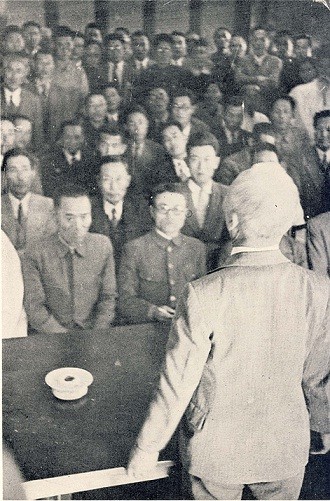 ▲ 중앙청에서 해방 전 관리(식민지 시절 관리)들에게 훈시하는 이승만.(1945. 10. 27)