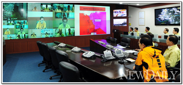 ▲ 이명박 대통령이 28일 태풍 볼라벤을 대비해 국가위기관리실 상황실에서 각 지역 재난본부 관계자들과 화상회의를 하고 있다. ⓒ 뉴데일리