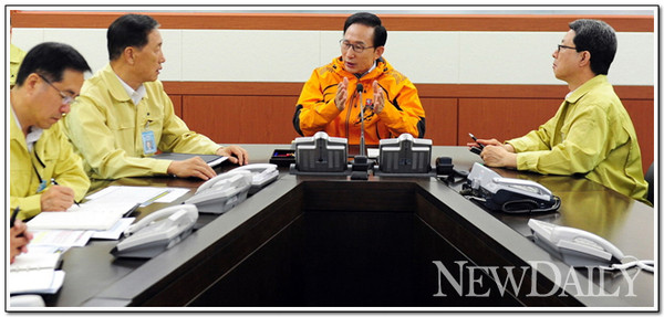 ▲ 이명박 대통령이 28일 태풍 볼라벤을 대비해 국가위기관리실 상황실에서 각 지역 재난본부 관계자들과 화상회의를 하고 있다. ⓒ 뉴데일리