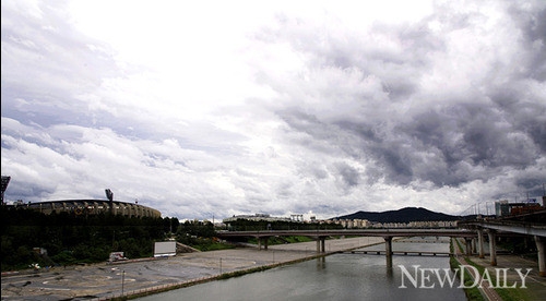 ▲ 28일 오후 3시 현재 서울 종합운동장 강변 한강주차장 전경.  ⓒ 양호상 기자