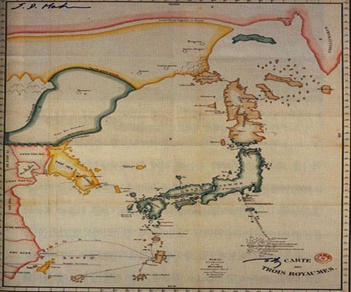 1786년 일본인 하야시 시헤이(林子平)가 제작한 <삼국접양지도> 원본. 대마도는 조선반도와 같은 노란색. 일본은 녹색이다. 이 지도는 미국 페리제독이 일본을 개항시키면서 영토를 확인할 때 일본이 내놓은 것, 당시 미국과 영국, 프랑스, 독일이 함께 국제공인한 지도이며 그후 일본이 각국과 조약을 맺을때마다 국가공식지도로 사용했다. 1870년대 일본은 대마도 노란색을 일본과 같은 녹색으로 변조하여 각국에 배포, 노란색 대마도 지도와 바꿔치기 했다. 사진은 1832년 제작 프랑스어판 지도.(김상훈 지음 '일본이 숨겨오는 대마도와 독도의 비밀')